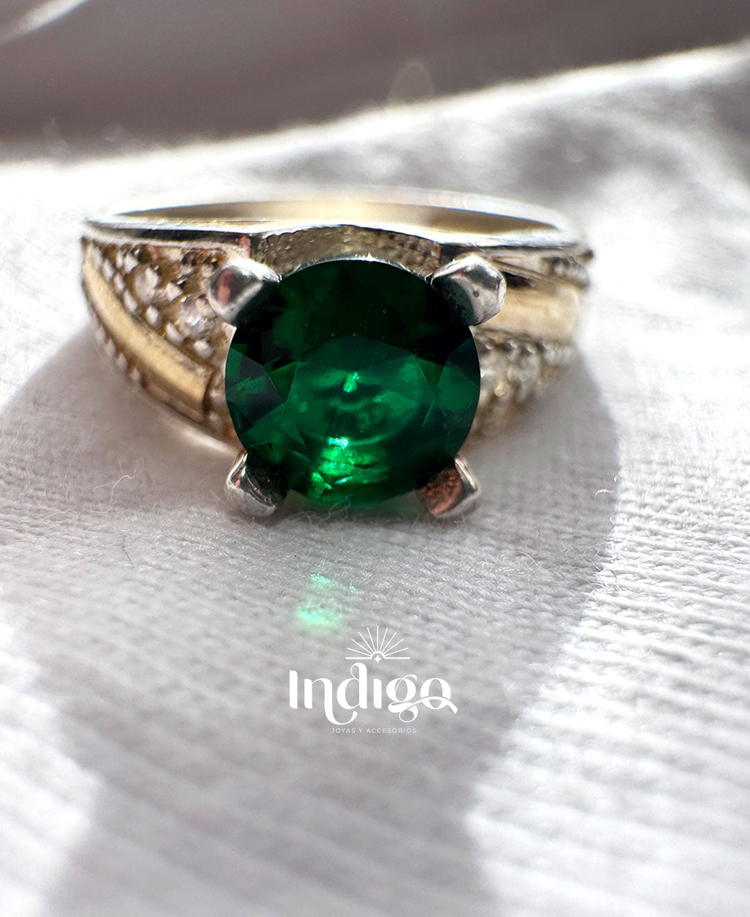 💎 Anillo en Plata con Cristal Verde Central