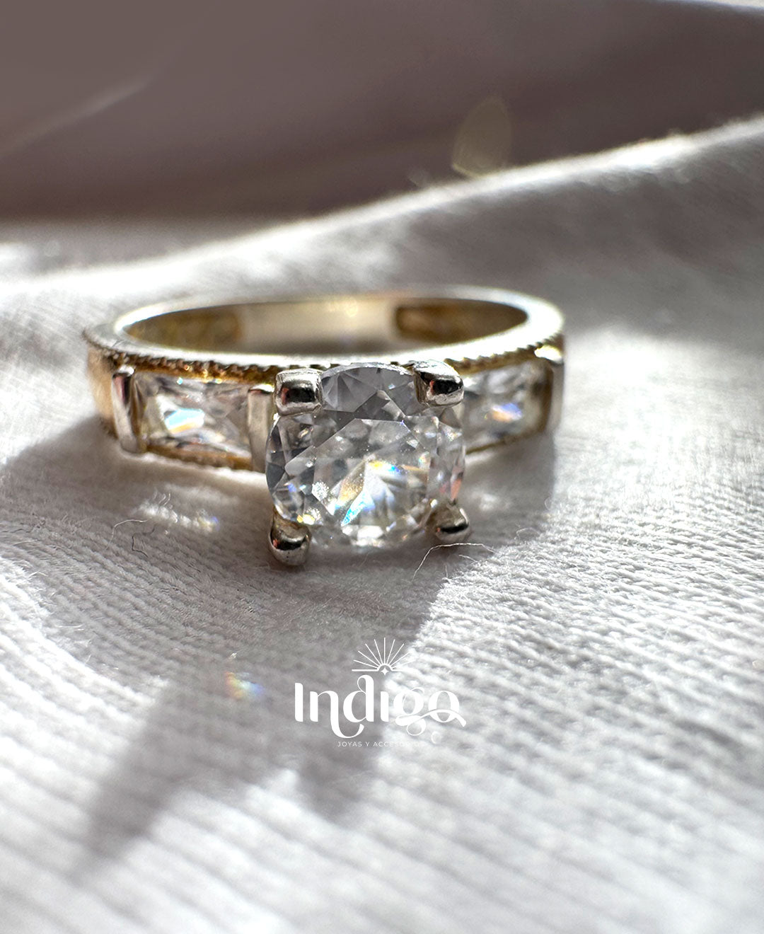 💎 Anillo en Plata con Cristal Blanco Central