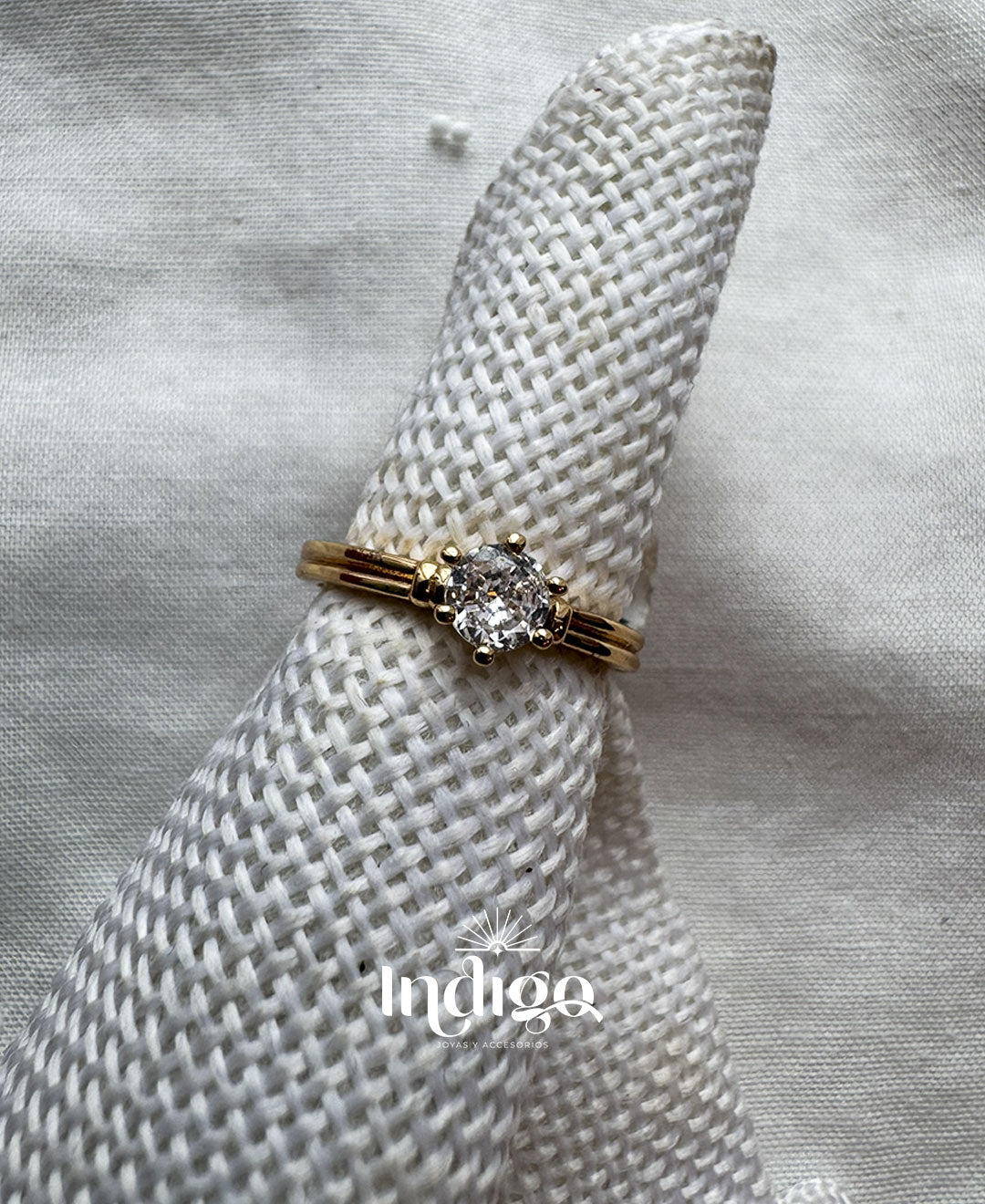💎 Anillo con Circón Grande Central