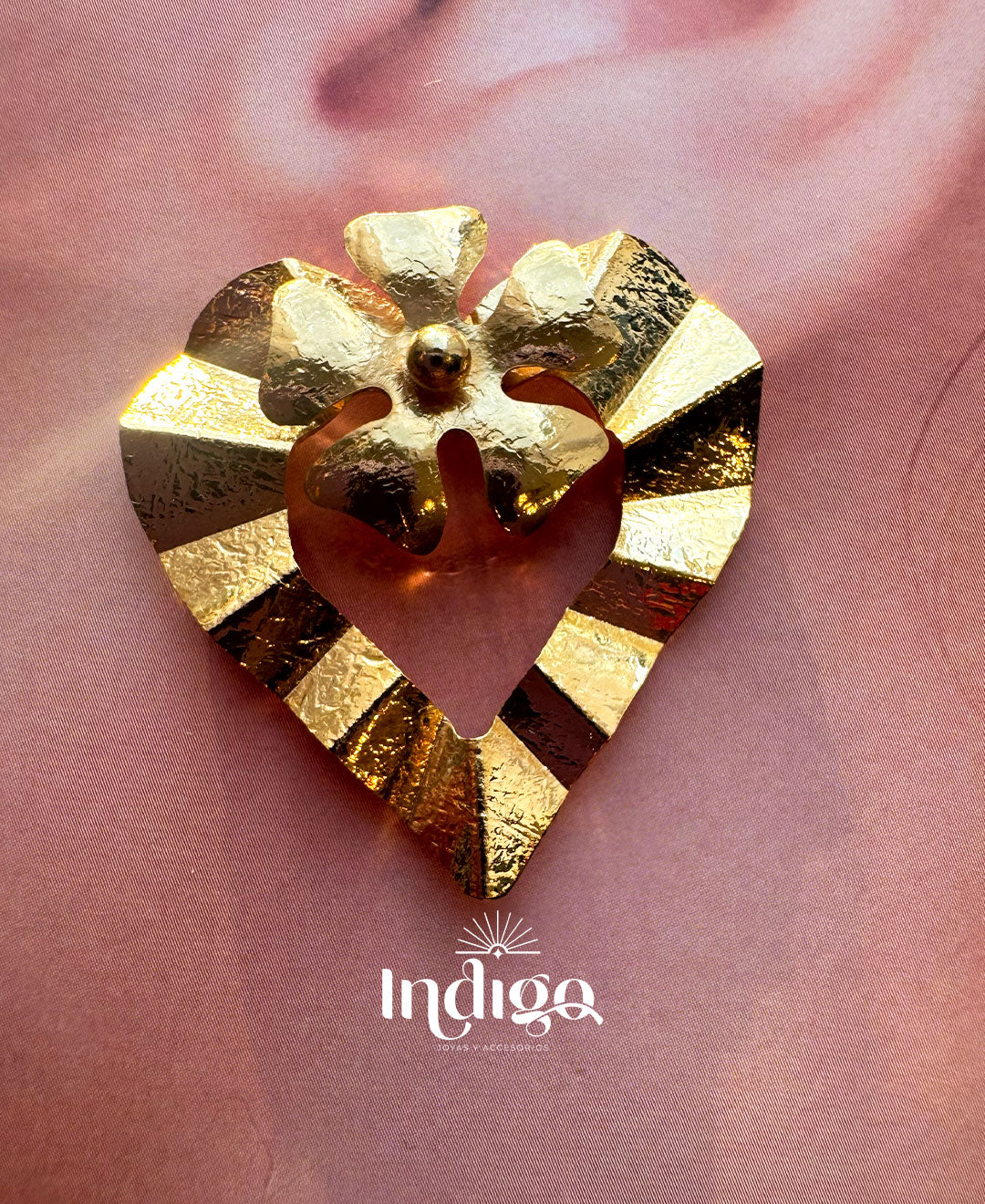 💛 Arete Corazón Texturizado y Flor