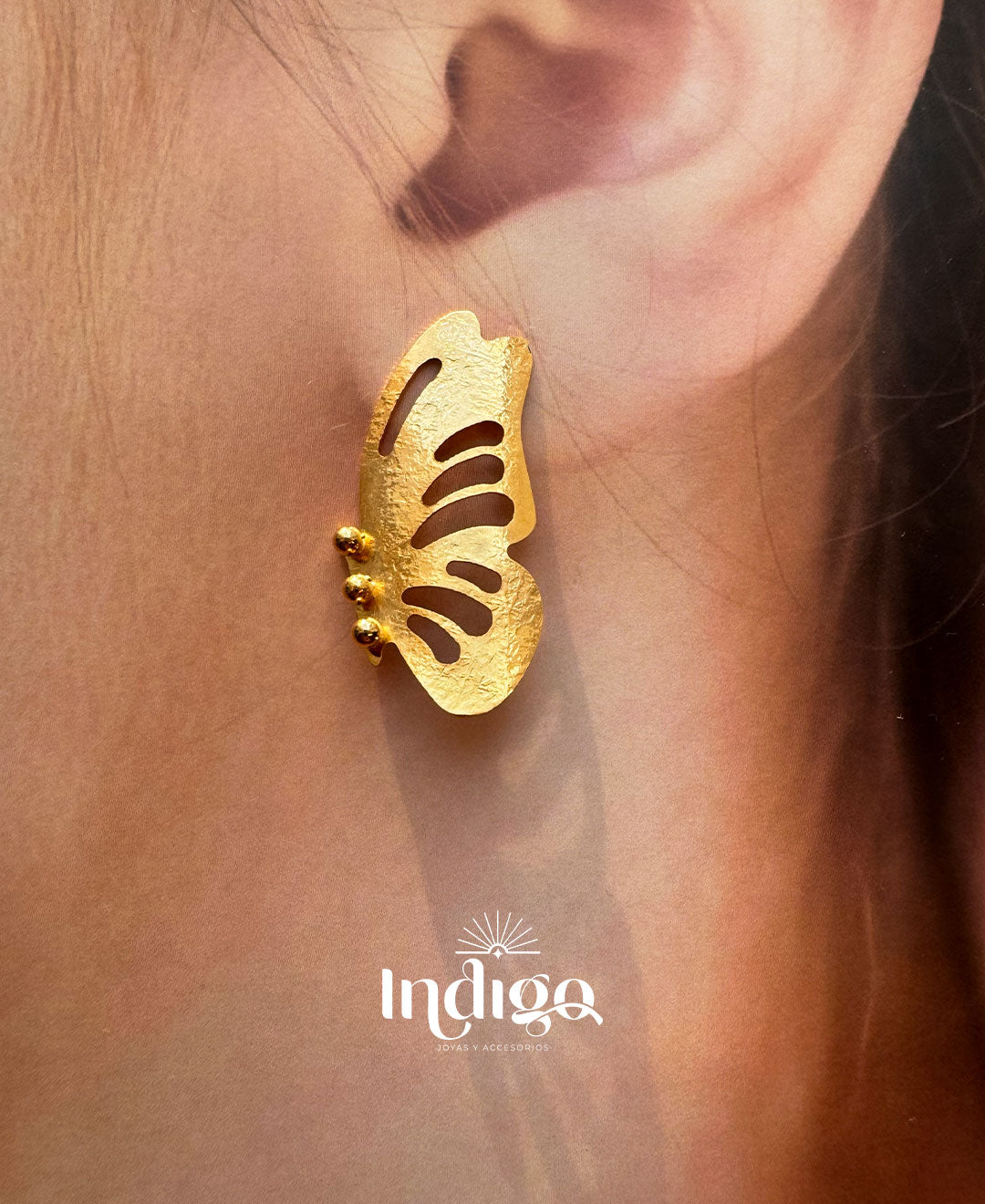 🦋 Arete de Bronce de Mariposa Dorado