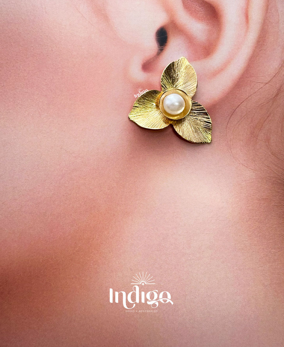 ✨ Elegancia: Arete Topo Flor Dorada con Perla ✨