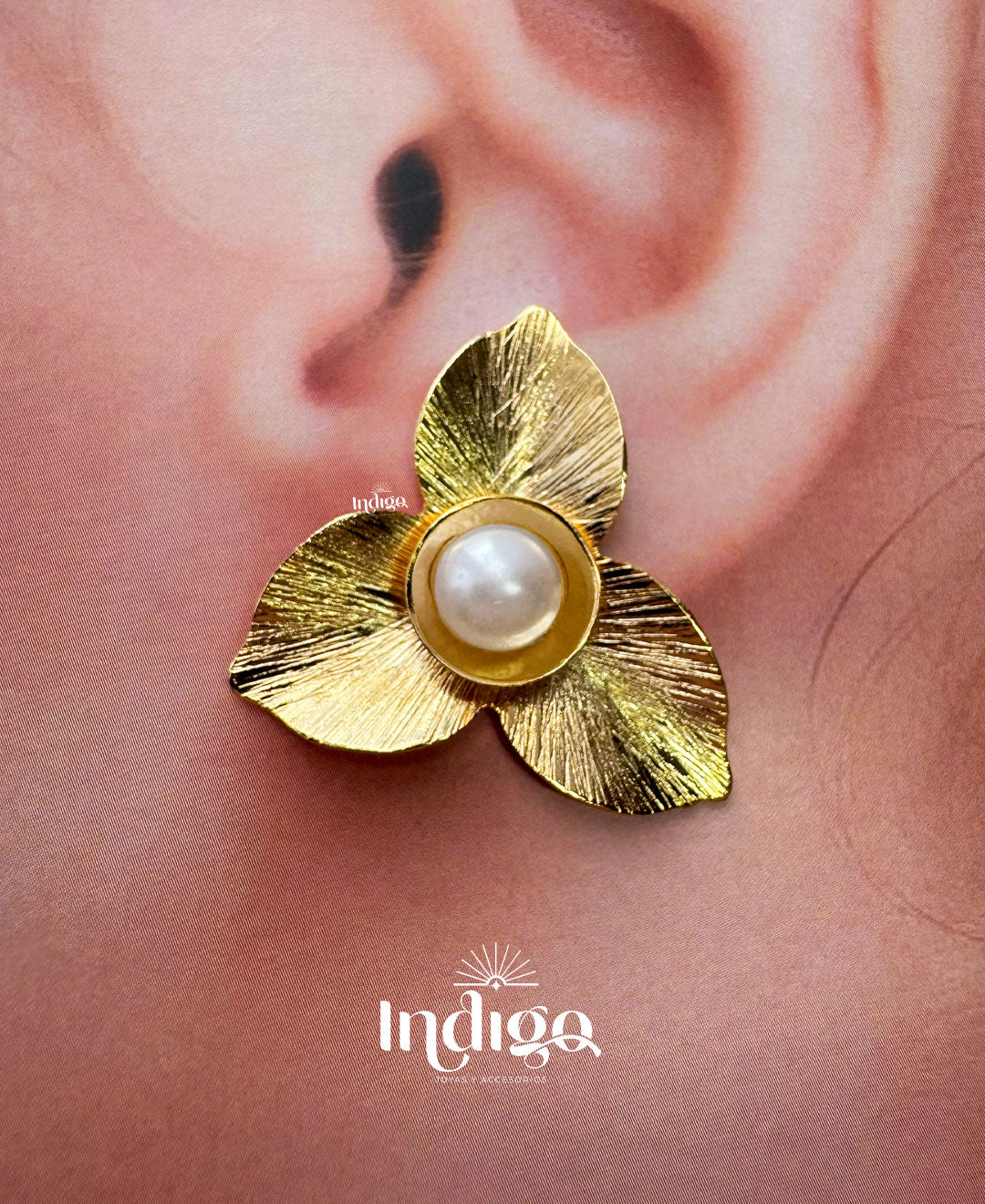 ✨ Elegancia: Arete Topo Flor Dorada con Perla ✨
