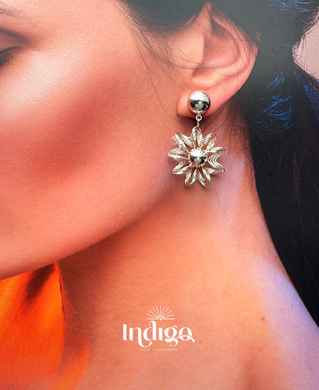 💎 Arete Bola Flor Plateado en Rodio