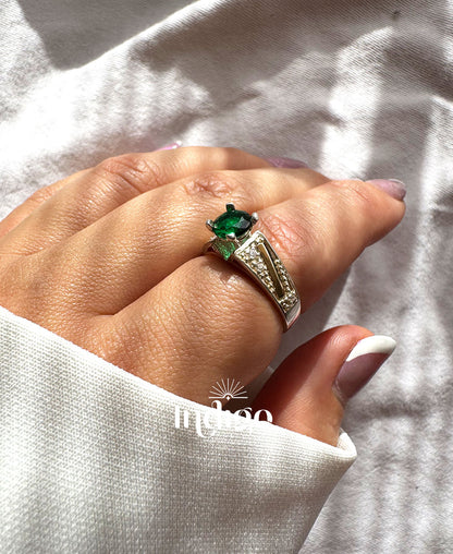 💎 Anillo en Plata con Cristal Verde Central