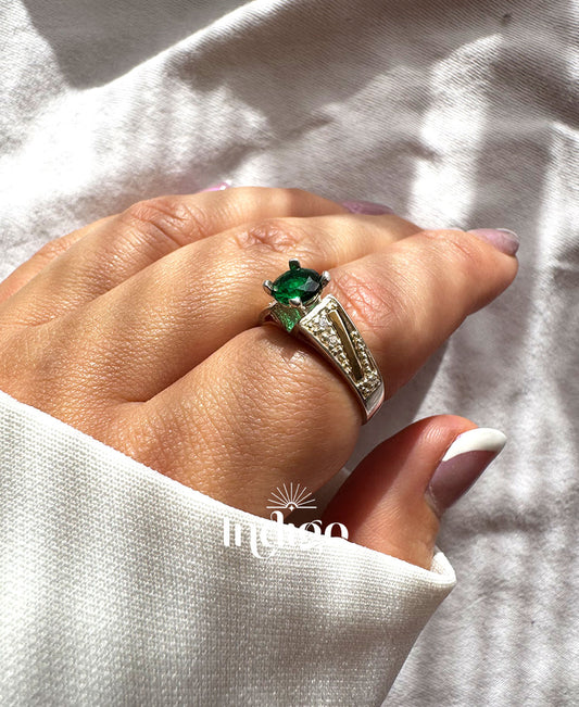 💎 Anillo en Plata con Cristal Verde Central