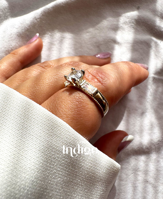 💎 Anillo en Plata con Cristal Blanco Central