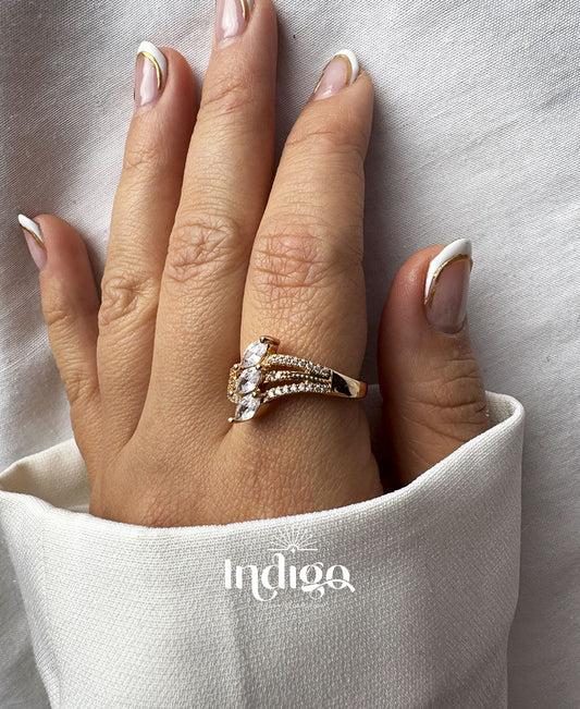 💎 Anillo con Incrustación de Circones en fila