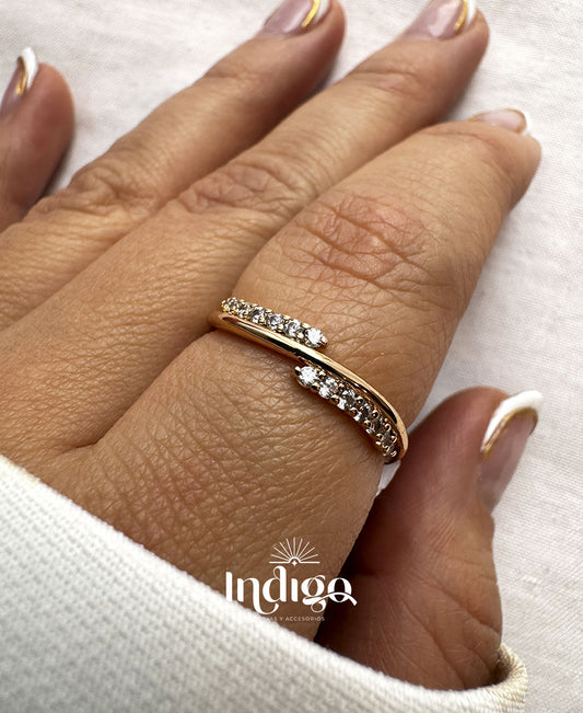 💍 Anillo Dorado con Circones y Detalle en Rodio