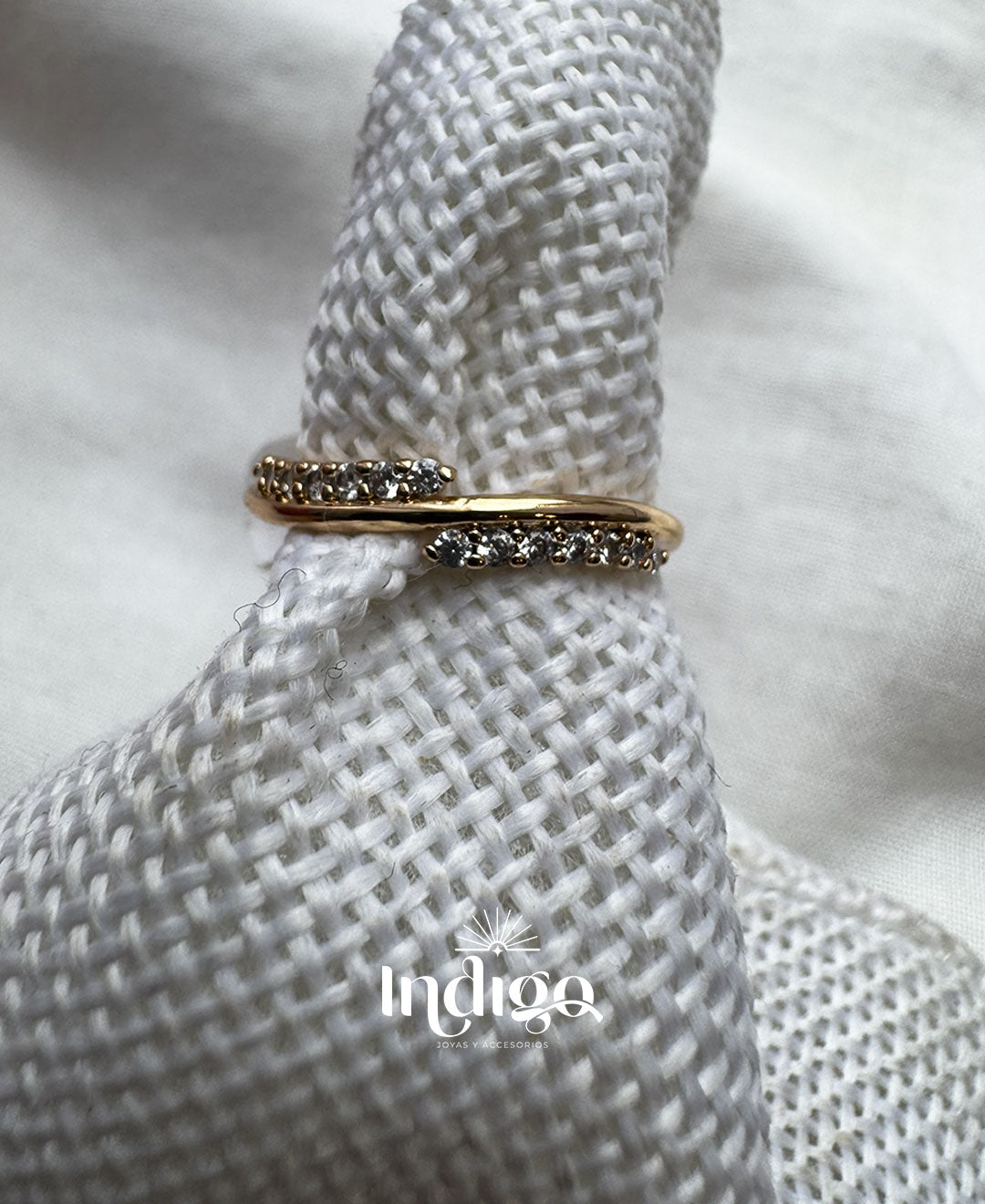 💍 Anillo Dorado con Circones y Detalle en Rodio