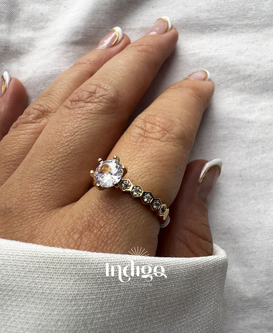 💎 Anillo con Hexágonos y Circones