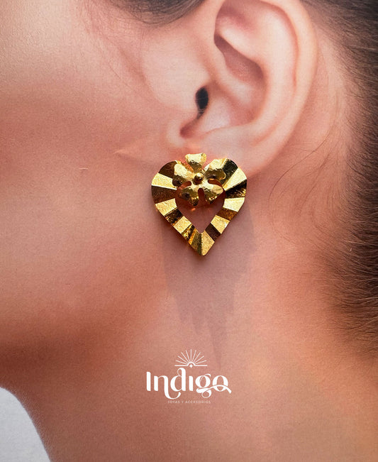 💛 Arete Corazón Texturizado y Flor