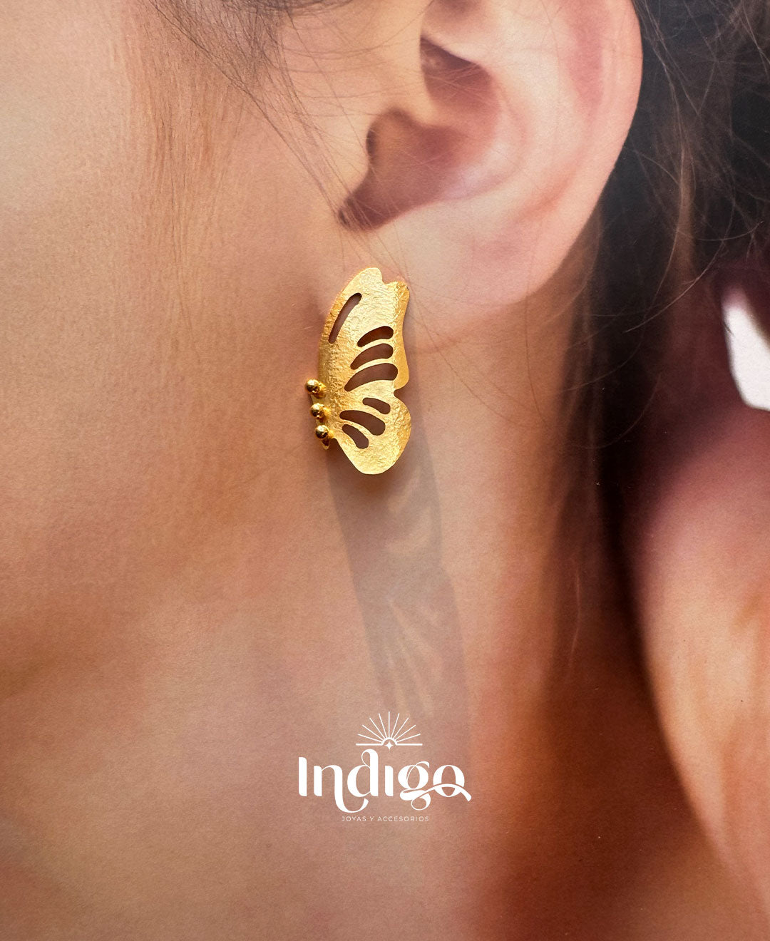 🦋 Arete de Bronce de Mariposa Dorado