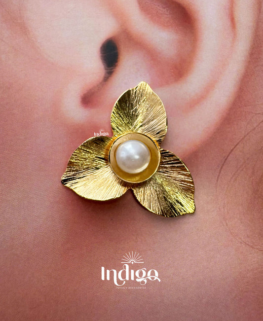 ✨ Elegancia: Arete Topo Flor Dorada con Perla ✨