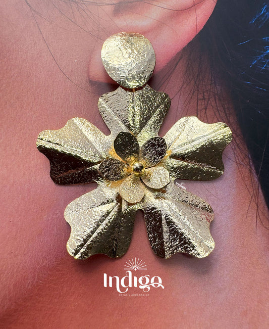 🌼 Maxi Arete en Bronce Dorado Flor Doble con Textura Rústica 🌼