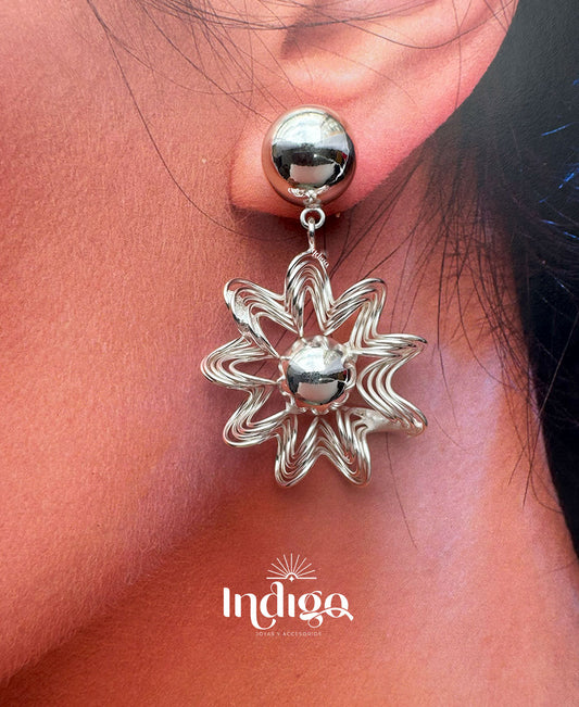 💎 Arete Bola Flor Plateado en Rodio