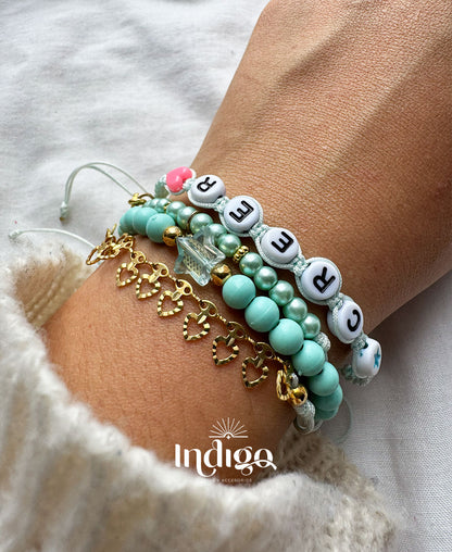 💚 Pulsera Tejida en Hilo Verde con Dijes “Creer”