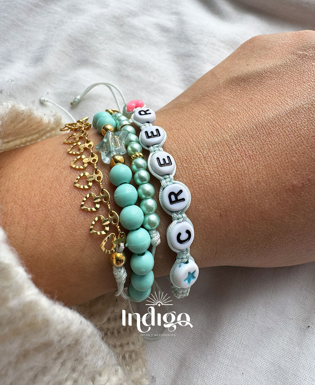 💚 Pulsera Tejida en Hilo Verde con Dijes “Creer”