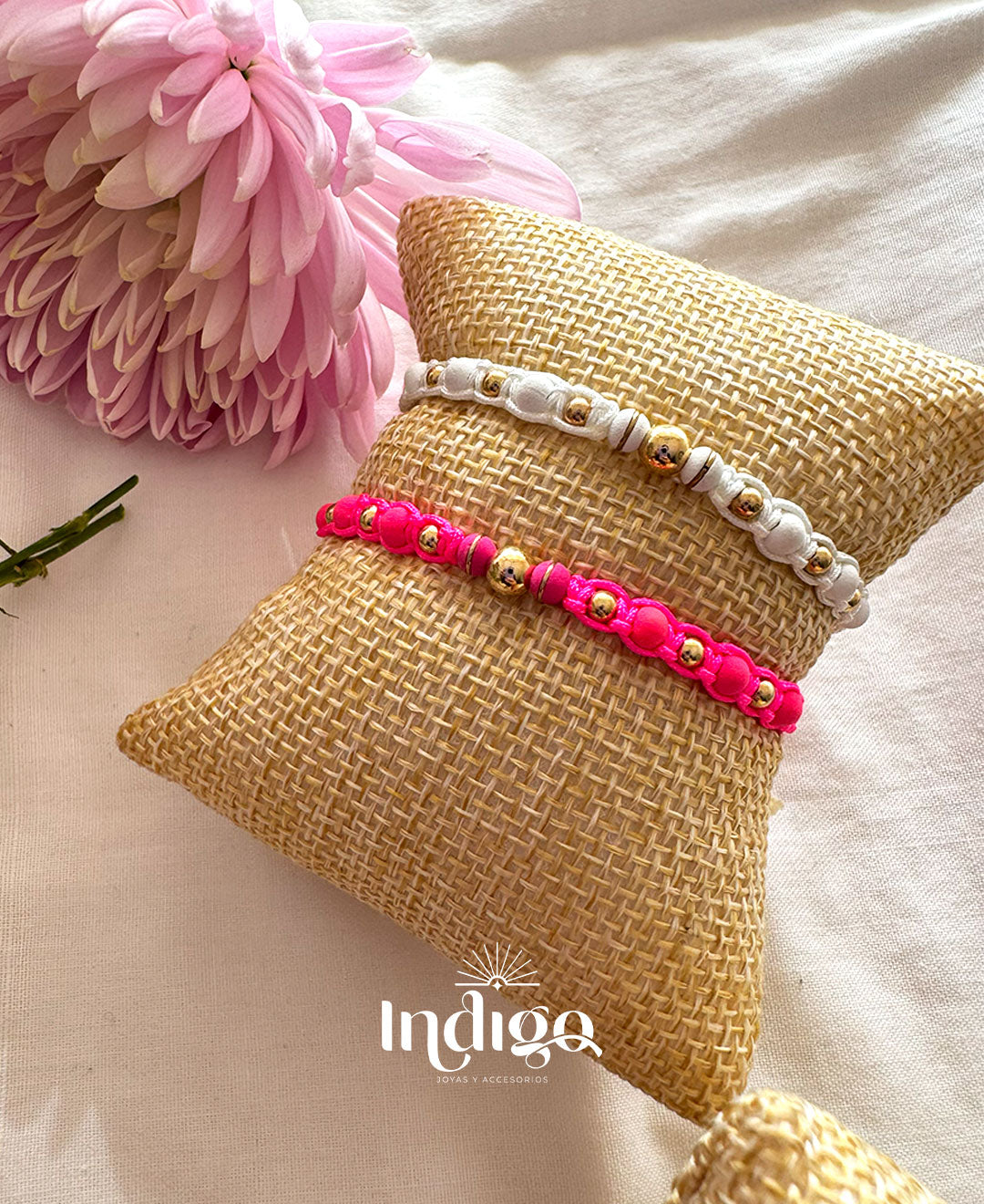 ✨ Pulsera neopreno color blanca y rosada con Balines en Oro Laminado