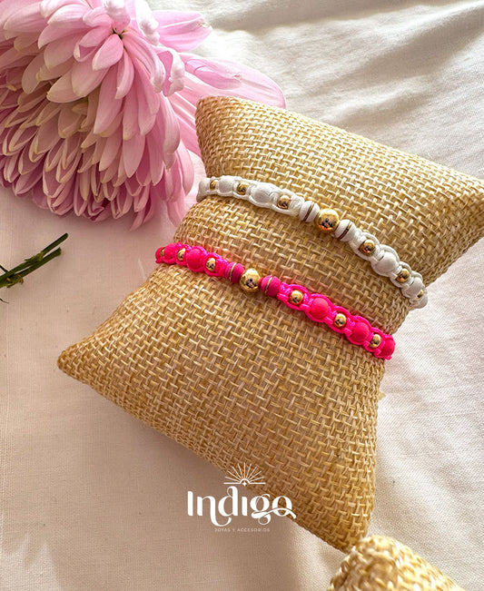 ✨ Pulsera neopreno color blanca y rosada con Balines en Oro Laminado