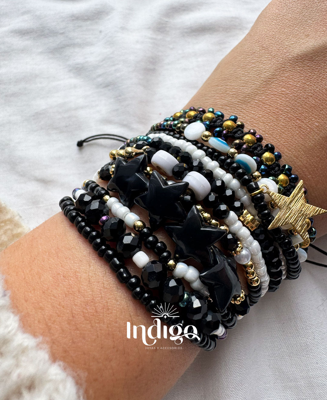 💫 Pulsera en Nailon Elástico con Mostacilla y Dijes – 11 Vueltas
