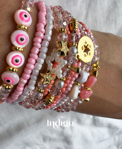 💫 Pulsera en Nailon Elástico con Mostacilla y Dijes – 11 Vueltas